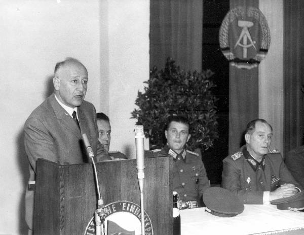 Bild Y 10-0216-87 Blankenstein.- Albert Norden am Rednerpult, dahinter Offiziere der DDR-Grenztruppen auf Podium sitzend