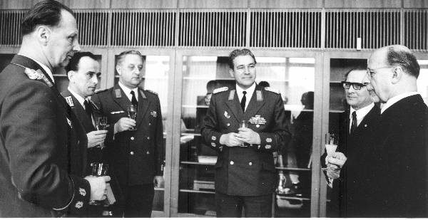 Bild Y 10-0976-00 vrnl: Walter Ulbricht, Erich Honecker, NVA-Generäle