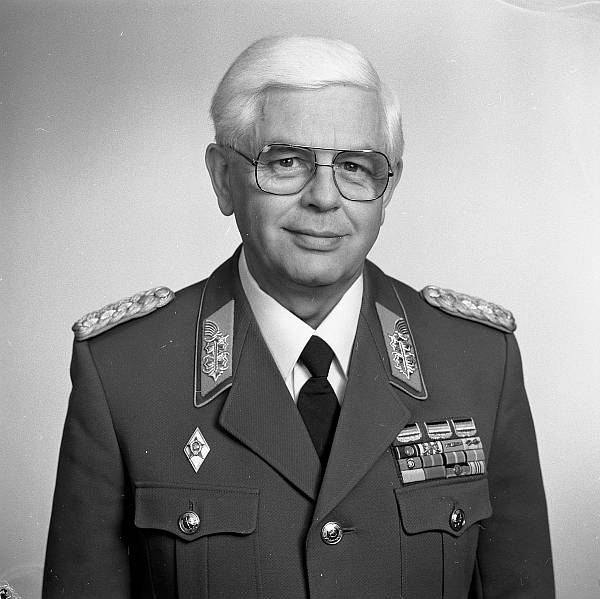 Bild 183-1988-1018-307